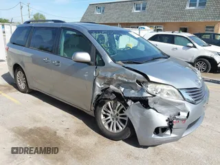 2017 Toyota Sienna XLE Auto Access Seat z VIN 5TDYZ3DC2HS832530, wystawiony jako IAAI lot #42234427 z przebiegiem 73 877 mil mil oraz . Historia ofert i sprzedaży dostępna na DreamBid. Obrazek 1.