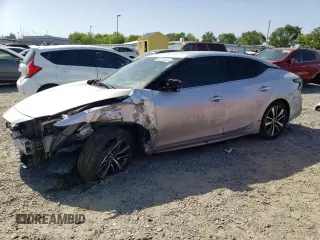 2020 Nissan Maxima SV z VIN 1N4AA6CV3LC370749, wystawiony jako Copart lot #54075215 z przebiegiem 94 072 mil mil oraz Szkoda całkowita • Salvage title. Historia ofert i sprzedaży dostępna na DreamBid. Obrazek 1.