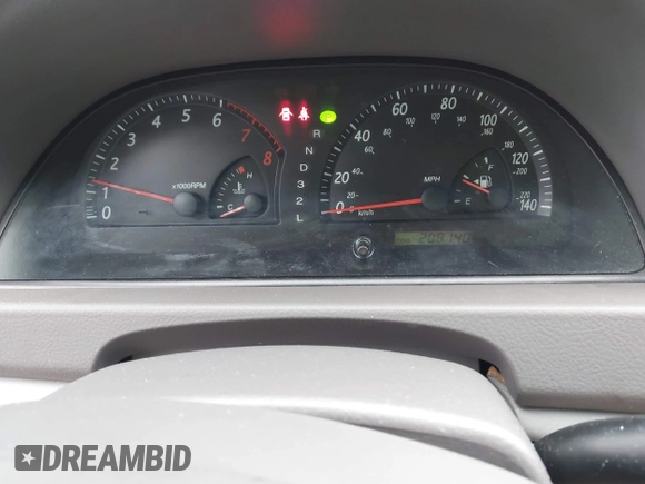 2003 Toyota Camry LE z VIN 4T1BF30KX3U049919, wystawiony jako IAAI lot #42148543 z przebiegiem 208 140 mil mil oraz . Historia ofert i sprzedaży dostępna na DreamBid. Obrazek 6.