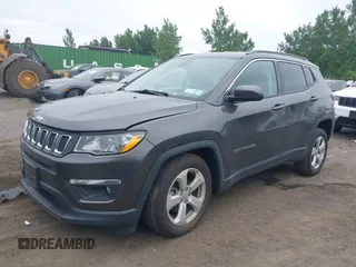 2020 Jeep Compass Latitude z VIN 3C4NJDBB4LT205322, wystawiony jako IAAI lot #42589298 z przebiegiem 50 665 mil mil oraz . Historia ofert i sprzedaży dostępna na DreamBid. Obrazek 2.