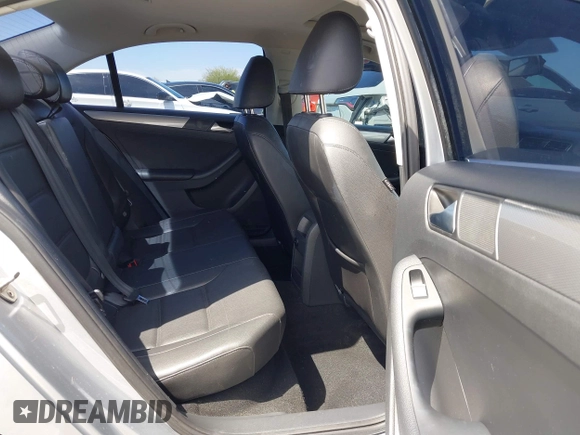 2015 Volkswagen Jetta SE z VIN 3VWD17AJ4FM336834, wystawiony jako IAAI lot #41953192 z przebiegiem 40 893 mil mil oraz . Historia ofert i sprzedaży dostępna na DreamBid. Obrazek 8.