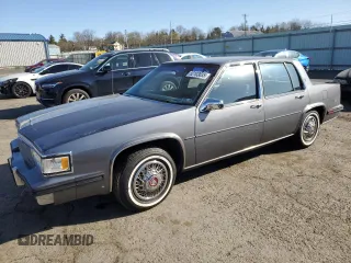 1985 Cadillac DeVille z VIN 1G6CD6987F4335662, wystawiony jako Copart lot #52103035 z przebiegiem 62 861 mil mil oraz Szkoda całkowita • Salvage title. Historia ofert i sprzedaży dostępna na DreamBid. Obrazek 1.