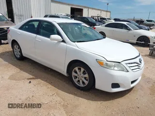 2011 Toyota Camry LE z VIN 4T4BF3EK4BR201383, wystawiony jako IAAI lot #42295932 z przebiegiem 142 222 mil mil oraz . Historia ofert i sprzedaży dostępna na DreamBid. Obrazek 1.