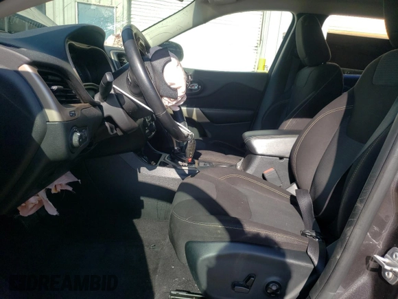 2017 Jeep Cherokee Latitude с VIN 1C4PJLCB2HW585800, выставлен на аукционе Copart как лот 57821955 с пробегом 97 109 миль миль и Списание • Salvage title. История ставок и продаж доступна на DreamBid. Изображение 7.