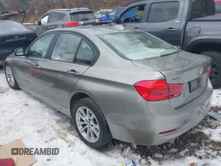 2016 BMW 3 Series 320i xDrive z VIN WBA8E5G5XGNU20345, wystawiony jako IAAI lot #41450461 z przebiegiem 155 607 mil mil oraz . Historia ofert i sprzedaży dostępna na DreamBid. Obrazek 3.