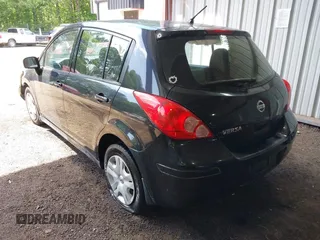 2011 Nissan Versa S z VIN 3N1BC1CP5BL500520, wystawiony jako IAAI lot #42307793 z przebiegiem 127 281 mil mil oraz . Historia ofert i sprzedaży dostępna na DreamBid. Obrazek 3.