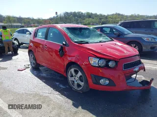 2015 Chevrolet Sonic LTZ z VIN 1G1JE6SB4F4122720, wystawiony jako IAAI lot #41788289 z przebiegiem 188 359 mil mil oraz . Historia ofert i sprzedaży dostępna na DreamBid. Obrazek 1.