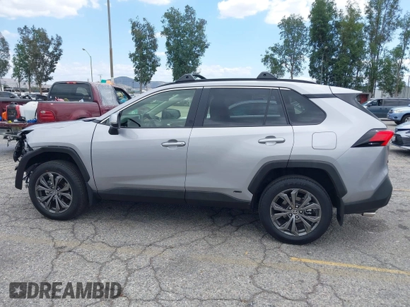 2025 Toyota RAV4 Hybrid XLE Premium z VIN JTMB6RFV5SD157761, wystawiony jako IAAI lot #42261188 z przebiegiem 3 586 mil mil oraz . Historia ofert i sprzedaży dostępna na DreamBid. Obrazek 15.