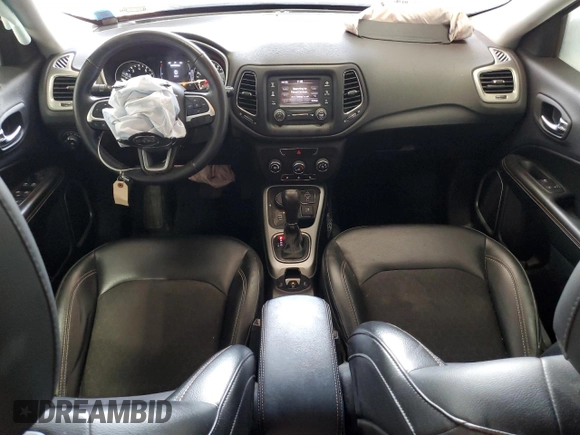 2018 Jeep Compass Latitude z VIN 3C4NJDBB3JT360814, wystawiony jako Copart lot #55018455 z przebiegiem 69 582 mil mil oraz Szkoda całkowita • Salvage title. Historia ofert i sprzedaży dostępna na DreamBid. Obrazek 8.