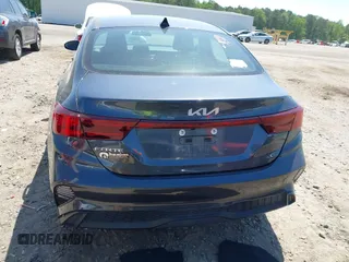 2024 Kia Forte LXS z VIN 3KPF24AD1RE758950, wystawiony jako IAAI lot #42102949 z przebiegiem 17 716 mil mil oraz . Historia ofert i sprzedaży dostępna na DreamBid. Obrazek 16.