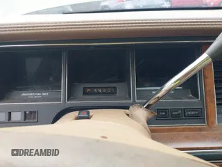 1994 Lincoln Town Car Signature z VIN 1LNLM82W4RY785151, wystawiony jako IAAI lot #41638398 z przebiegiem Nie podano mil oraz . Historia ofert i sprzedaży dostępna na DreamBid. Obrazek 7.