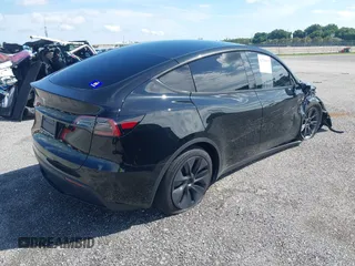 2024 Tesla Model Y z VIN 7SAYGDED6RF191135, wystawiony jako IAAI lot #41790922 z przebiegiem 17 154 mil mil oraz . Historia ofert i sprzedaży dostępna na DreamBid. Obrazek 4.