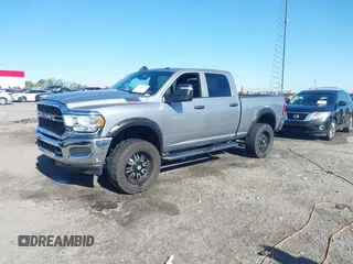 2024 Ram 2500 Tradesman z VIN 3C6UR5CJ5RG276442, wystawiony jako IAAI lot #41995189 z przebiegiem 11 428 mil mil oraz . Historia ofert i sprzedaży dostępna na DreamBid. Obrazek 2.