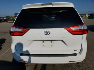 2015 Toyota Sienna LE AAS z VIN 5TDKK3DC6FS560071, wystawiony jako Copart lot #59883805 z przebiegiem 125 292 mil mil oraz Szkoda całkowita • Salvage title. Historia ofert i sprzedaży dostępna na DreamBid. Obrazek 6.