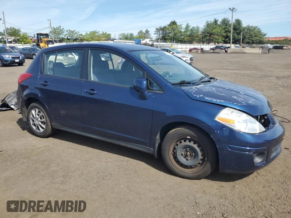 2008 Nissan Versa S z VIN 3N1BC13E58L353736, wystawiony jako Copart lot #57838105 z przebiegiem 131 105 mil mil oraz Szkoda całkowita • Salvage title. Historia ofert i sprzedaży dostępna na DreamBid. Obrazek 4.