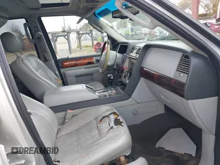 2005 Lincoln Navigator Luxury with VIN 5LMFU27505LJ20083, listed as a IAAI auction lot 41788861 with 258,971 mi miles. Bid and sale history available at carsss.com. Image 5.