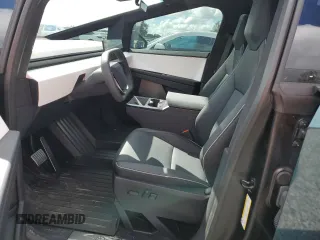 2024 Tesla Cybertruck z VIN 7G2CEHED6RA008055, wystawiony jako Copart lot #73744744 z przebiegiem 823 mil mil oraz Szkody całkowita. Historia ofert i sprzedaży dostępna na DreamBid. Obrazek 7.