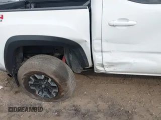 2023 Toyota Tacoma SR z VIN 3TMCZ5AN1PM637609, wystawiony jako IAAI lot #40345917 z przebiegiem 12 614 mil mil oraz . Historia ofert i sprzedaży dostępna na DreamBid. Obrazek 18.