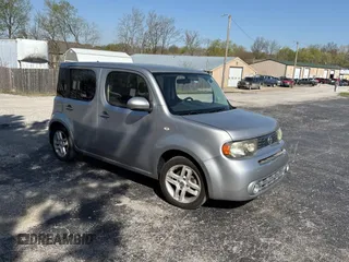 2010 Nissan Cube S z VIN JN8AZ2KR1AT156280, wystawiony jako Copart lot #52337085 z przebiegiem 141 330 mil mil oraz Czysty tytuł • Clean title. Historia ofert i sprzedaży dostępna na DreamBid. Obrazek 1.