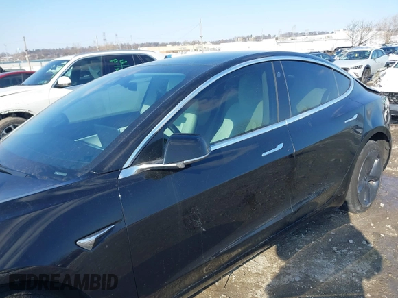 2020 Tesla Model 3 Standard Range Plus z VIN 5YJ3E1EA6LF662080, wystawiony jako IAAI lot #41410445 z przebiegiem Nie podano mil oraz . Historia ofert i sprzedaży dostępna na DreamBid. Obrazek 16.