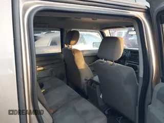 2006 Jeep Commander z VIN 1J8HG48N26C181057, wystawiony jako IAAI lot #42548737 z przebiegiem 244 773 mil mil oraz . Historia ofert i sprzedaży dostępna na DreamBid. Obrazek 8.