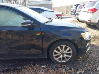 2011 Volkswagen Jetta Sedan SE w/Convenience & Sunroof PZEV with VIN 3VWDZ7AJ6BM040569, listed as a IAAI auction lot 41872654 with 176,846 mi miles. Bid and sale history available at carsss.com. Image 12.