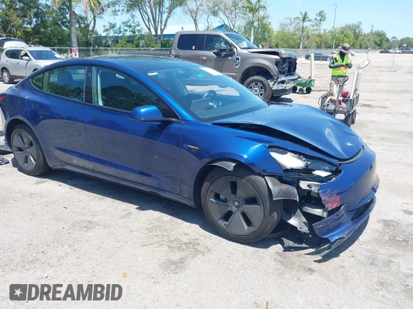 2022 Tesla Model 3 Long Range z VIN 5YJ3E1EB6NF106038, wystawiony jako IAAI lot #42214585 z przebiegiem 40 667 mil mil oraz . Historia ofert i sprzedaży dostępna na DreamBid. Obrazek 1.