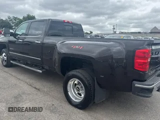 2019 Chevrolet Silverado 3500HD LTZ z VIN 1GC4KXCY7KF204445, wystawiony jako Copart lot #59198095 z przebiegiem 121 822 mil mil oraz Tytuł czysty. Historia ofert i sprzedaży dostępna na DreamBid. Obrazek 3.