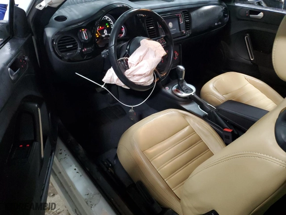 2018 Volkswagen Beetle S with VIN 3VWFD7AT0JM706297, listed as a Copart auction lot 81989394 with 39,393 mi miles and Salvage Title. Bid and sale history available at carsss.com. Image 8.