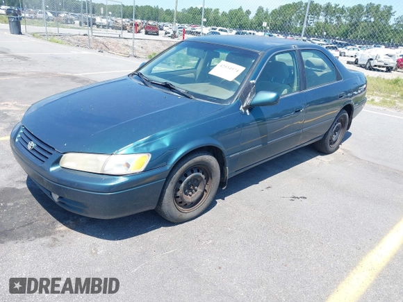 1998 Toyota Camry LE z VIN 4T1BF22K1WU927328, wystawiony jako IAAI lot #42534974 z przebiegiem 74 368 mil mil oraz . Historia ofert i sprzedaży dostępna na DreamBid. Obrazek 2.