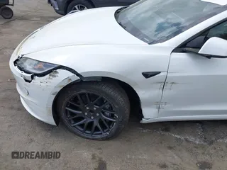 2025 Tesla Model 3 Long Range z VIN 5YJ3E1EAXSF929042, wystawiony jako IAAI lot #41929594 z przebiegiem 116 mil mil oraz . Historia ofert i sprzedaży dostępna na DreamBid. Obrazek 19.