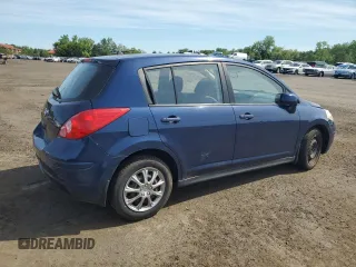 2008 Nissan Versa S z VIN 3N1BC13E58L353736, wystawiony jako Copart lot #57838105 z przebiegiem 131 105 mil mil oraz Szkoda całkowita • Salvage title. Historia ofert i sprzedaży dostępna na DreamBid. Obrazek 3.