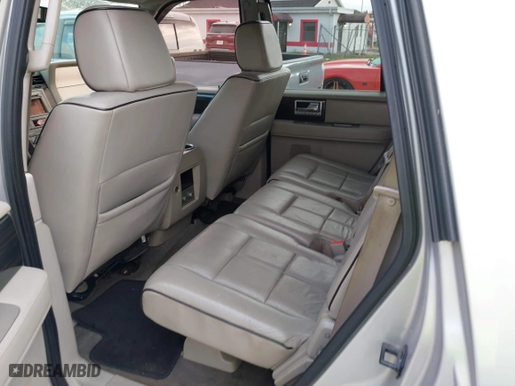 2007 Lincoln Navigator with VIN 5LMFU28557LJ21232, listed as a IAAI auction lot 41521036 with 124,374 mi miles. Bid and sale history available at carsss.com. Image 8.