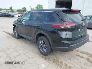 2025 Nissan Rogue S z VIN 5N1BT3AB2SC833281, wystawiony jako IAAI lot #42410948 z przebiegiem 1 389 mil mil oraz . Historia ofert i sprzedaży dostępna na DreamBid. Obrazek 3.