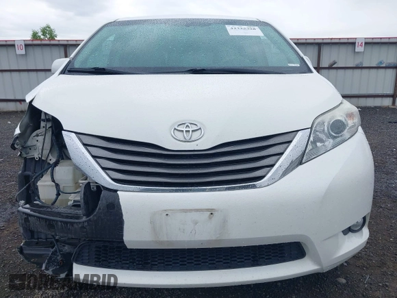 2012 Toyota Sienna XLE AAS z VIN 5TDYK3DC3CS215411, wystawiony jako IAAI lot #42333328 z przebiegiem 123 677 mil mil oraz . Historia ofert i sprzedaży dostępna na DreamBid. Obrazek 13.