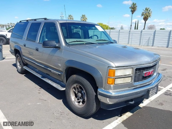 1999 GMC Suburban with VIN 3GKFK16R0XG511301, listed as a IAAI auction lot 41946753 with 231,650 mi miles. Bid and sale history available at carsss.com. Image 1.