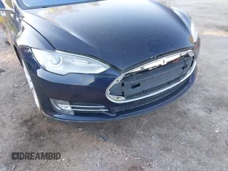 2013 Tesla Model S с VIN 5YJSA1DN9DFP06165, выставлен на аукционе IAAI как лот 40920844 с пробегом 181 342 миль миль и . История ставок и продаж доступна на DreamBid. Изображение 6.