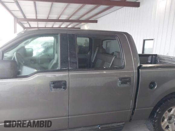 2004 Ford F-150 XLT z VIN 1FTRW12W74KD10296, wystawiony jako IAAI lot #42083746 z przebiegiem 170 500 mil mil oraz . Historia ofert i sprzedaży dostępna na DreamBid. Obrazek 6.