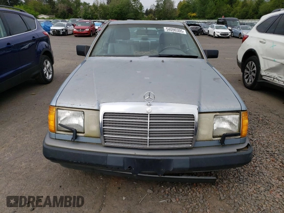 1988 Mercedes-Benz 300 with VIN WDBEA50D4JA612702, listed as a Copart auction lot 54090305 with 104,558 mi miles and Clean Title. Bid and sale history available at DreamBid. Image 5.