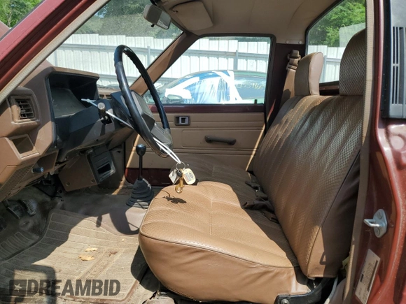 1986 Toyota Pickup с VIN JT4RN55R2G0227195, выставлен на аукционе Copart как лот 60195645 с пробегом 88 825 миль миль и Чистый • Clean title. История ставок и продаж доступна на DreamBid. Изображение 7.