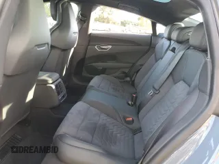 2024 Audi e-tron GT Premium Plus z VIN WAUFJBFW7R7004689, wystawiony jako Copart lot #75769664 z przebiegiem 1018 mil mil oraz Szkody całkowita. Historia ofert i sprzedaży dostępna na DreamBid. Obrazek 10.