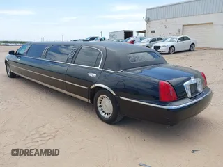2000 Lincoln Town Car Executive with VIN 1L1FM81W7YY853277, listed as a IAAI auction lot 42533017 with 182,410 mi miles and . Bid and sale history available at DreamBid. Image 3.