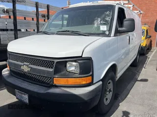 2012 Chevrolet Express Cargo z VIN 1GCWGFCA5C1170107, wystawiony jako IAAI lot #42352003 z przebiegiem 203 401 mil mil oraz . Historia ofert i sprzedaży dostępna na DreamBid. Obrazek 1.