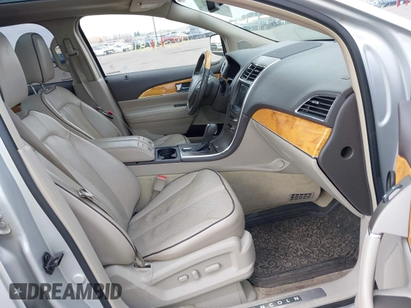 2011 Lincoln MKX z VIN 2LMDJ8JK7BBJ15676, wystawiony jako IAAI lot #42096817 z przebiegiem 218 798 mil mil oraz . Historia ofert i sprzedaży dostępna na DreamBid. Obrazek 5.