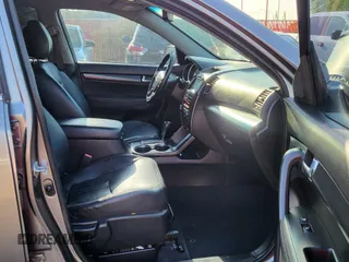 2011 Kia Sorento SX with VIN 5XYKW4A23BG164399, listed as a Copart auction lot 62526505 with 196,401 mi miles and Clean title. Bid and sale history available at DreamBid. Image 5.