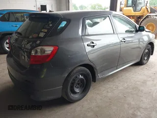 2010 Toyota Matrix S z VIN 2T1KE4EEXAC036565, wystawiony jako IAAI lot #42459351 z przebiegiem 182 150 mil mil oraz . Historia ofert i sprzedaży dostępna na DreamBid. Obrazek 4.