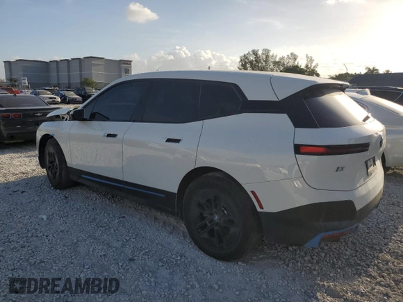 2024 BMW iX xDrive50 z VIN WB523CF02RCS04556, wystawiony jako Copart lot #51800655 z przebiegiem 7 915 mil mil oraz Czysty tytuł • Clean title. Historia ofert i sprzedaży dostępna na DreamBid. Obrazek 2.