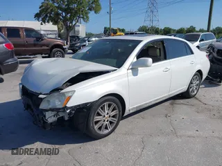 2007 Toyota Avalon XL z VIN 4T1BK36B77U223227, wystawiony jako IAAI lot #42130436 z przebiegiem 130 211 mil mil oraz . Historia ofert i sprzedaży dostępna na DreamBid. Obrazek 2.