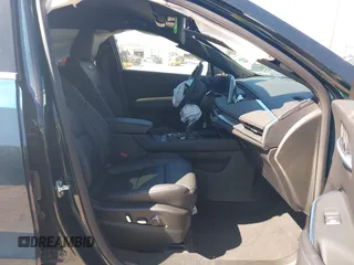 2025 Cadillac XT4 FWD Premium Luxury z VIN 1GYFZCR47SF146106, wystawiony jako IAAI lot #42324320 z przebiegiem 4 601 mil mil oraz . Historia ofert i sprzedaży dostępna na DreamBid. Obrazek 5.