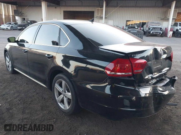 2015 Volkswagen Passat Limited Edition Edition z VIN 1VWAT7A3XFC123239, wystawiony jako IAAI lot #42321970 z przebiegiem 100 436 mil mil oraz . Historia ofert i sprzedaży dostępna na DreamBid. Obrazek 3.